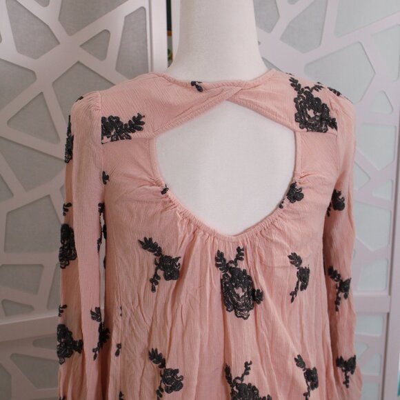 Free People size X-Small Women’s Emma Pink Gray Floral Embroidered Dress - Picture 5 of 13